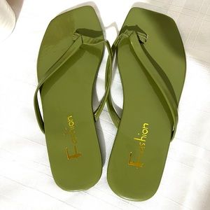 New  women's style square toe flip flops in summer wear sandals ☀️😎 size 36 6US